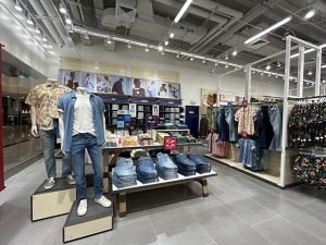Old Navy is offering Jeans/Bottoms for the Family !